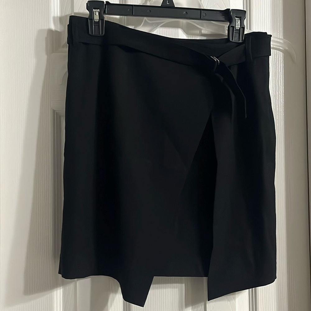 Beautiful lines skirt with open slit